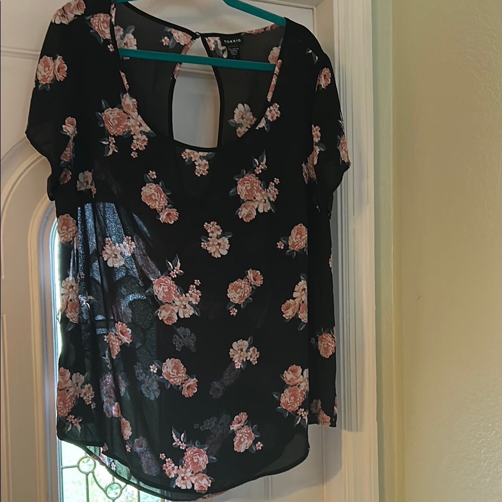 Torrid Black and Cream Flutter Sleeve Blouse (A29)